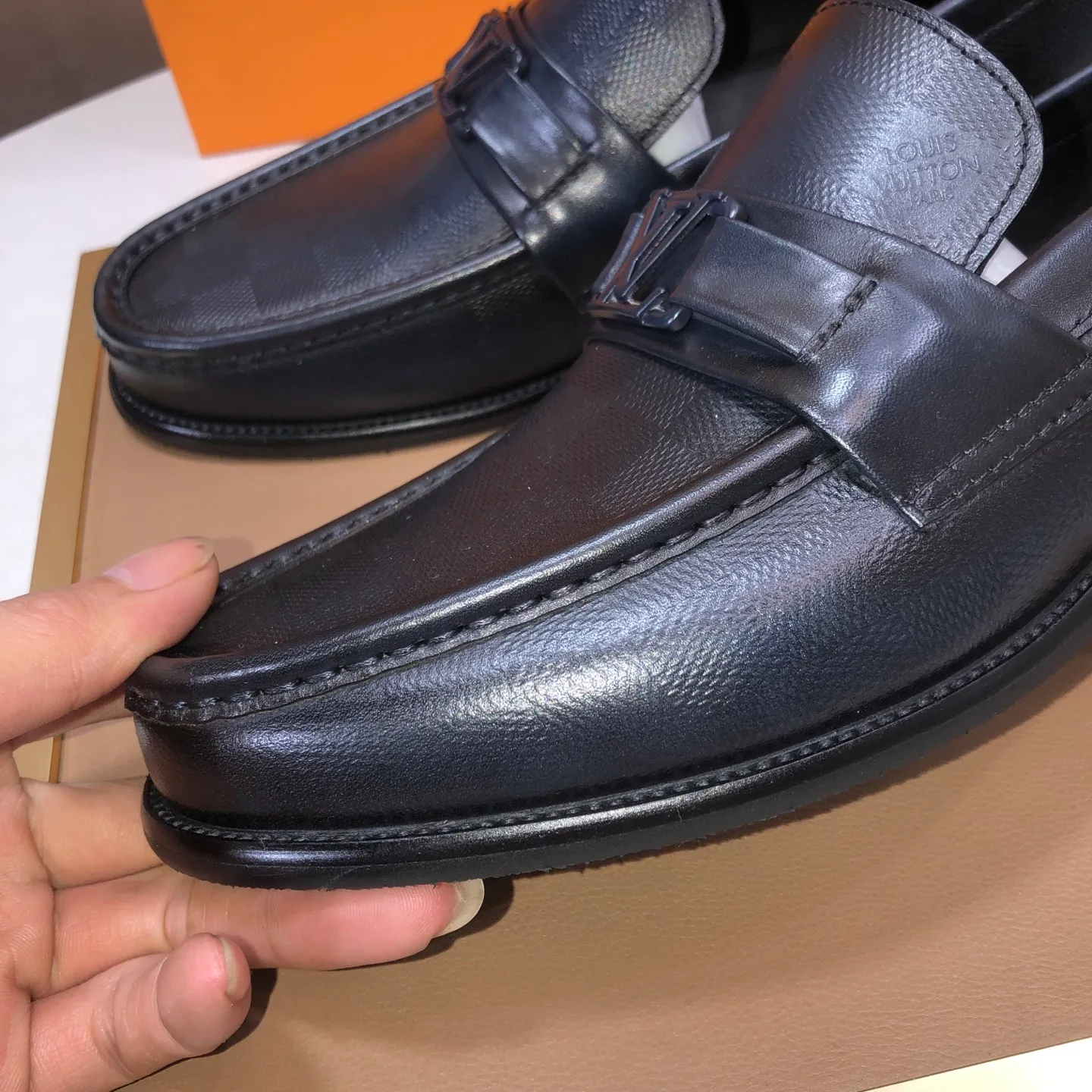 Men's men's shoes💰540💰[LV] (original single cowhide lining)🍀LV's latest genuine leather business suit shoes are available on the official website at the same time. The first-layer cowhide imported from Italy is made of heavy gold, and the official website has a 1:1 rubber outsole. Versatile to wear, high-end without losing class, and the color combination is extraordinary. This four-season style is alluring when worn on your feet, showing off your big-name flair. Standard code 38-45 (45 customized)